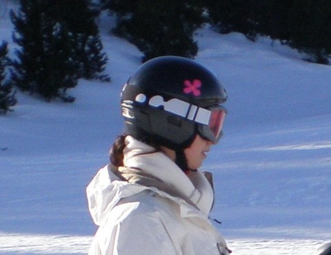 Les accessoires du skieur : casque, porte chaussures de ski.